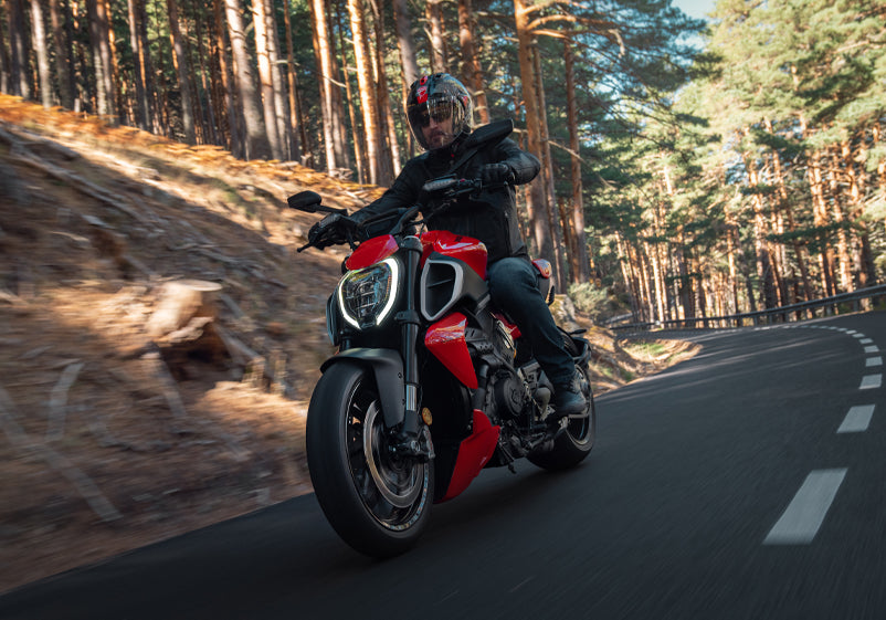 2025 Ducati Diavel V4 - Red