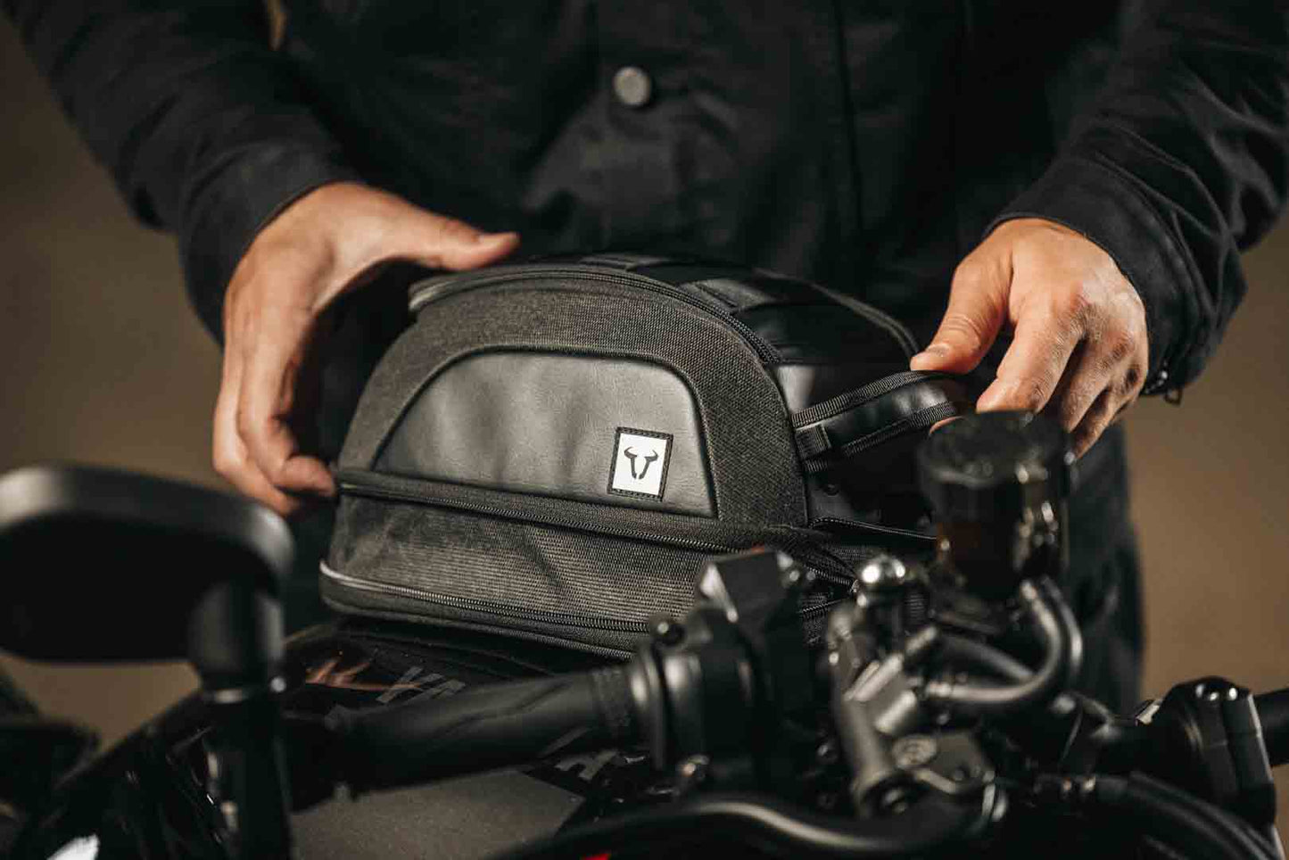 BC.TRS.00.401.20000 - SW-MOTECH - Legend Gear magnetic tank bag LT3 - 35 l - 55 l Magnetic fastening