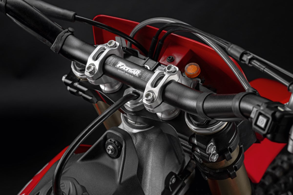 97381251AA - Triple Clamps - Desmo450