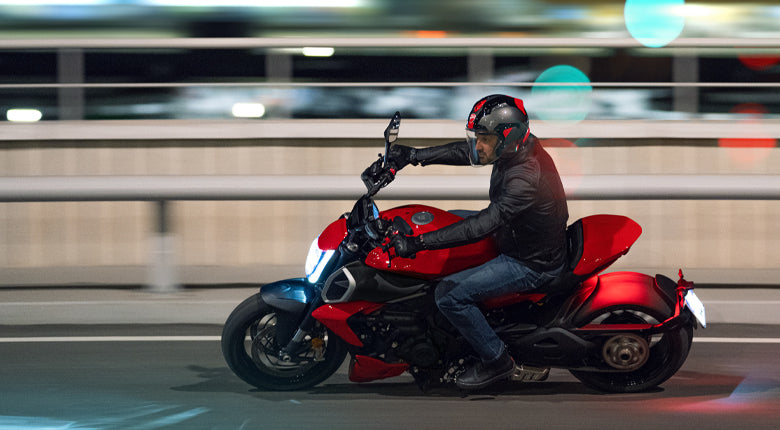 2025 Ducati Diavel V4 - Red