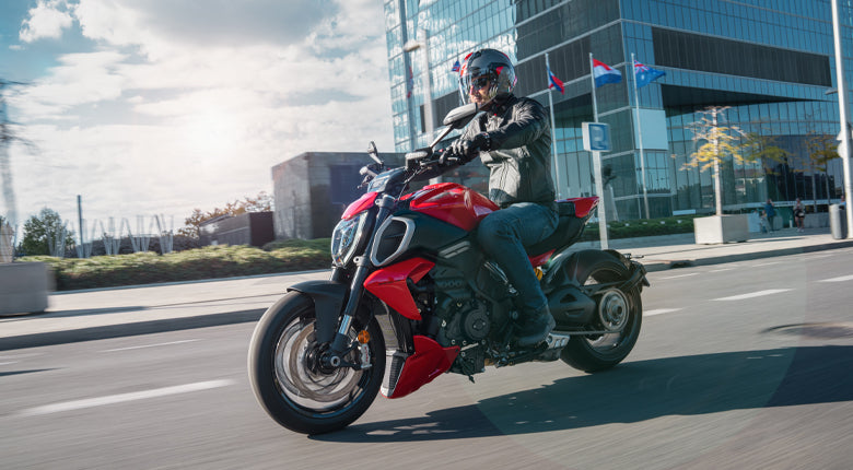2025 Ducati Diavel V4 - Red