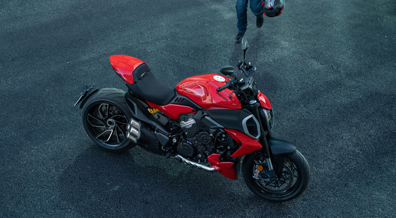 2025 Ducati Diavel V4 - Red