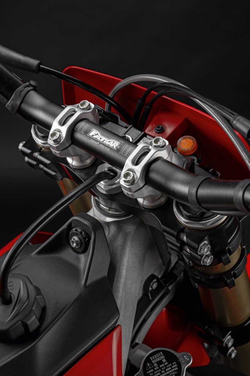 97381251AA - Triple Clamps - Desmo450