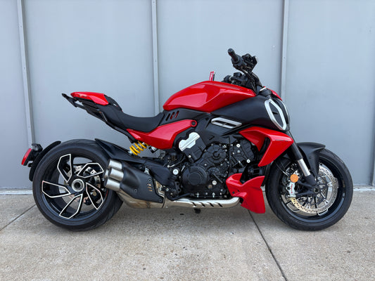 PREMIUM PREOWNED 2023 Ducati Diavel V4 (2136)