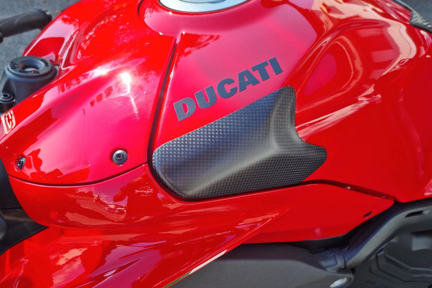 ZP113Y - CNC Racing Carbon Fiber/Kevlar Fuel Tank Slider Kit for Ducati Panigale V4 / S / R / SP (2022+)