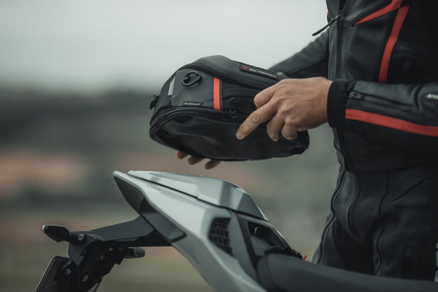 BC.HTA.00.307.30000 - SW-MOTECH - PRO Roadpack tail bag - 1680D Ballistic Nylon /Anthracite 8-14 l - BLACK