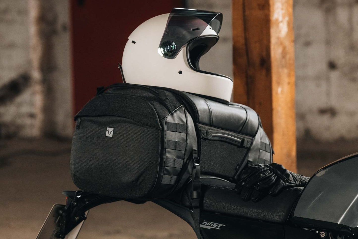 BC.HTA.00.405.20000 - SW-MOTECH - Legend Gear tail bag LR5 -  52 l - BLACK