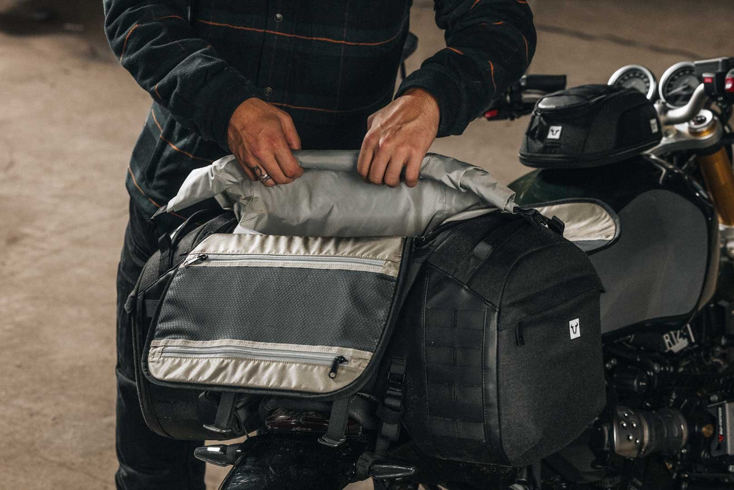 BC.HTA.00.405.20000 - SW-MOTECH - Legend Gear tail bag LR5 -  52 l - BLACK