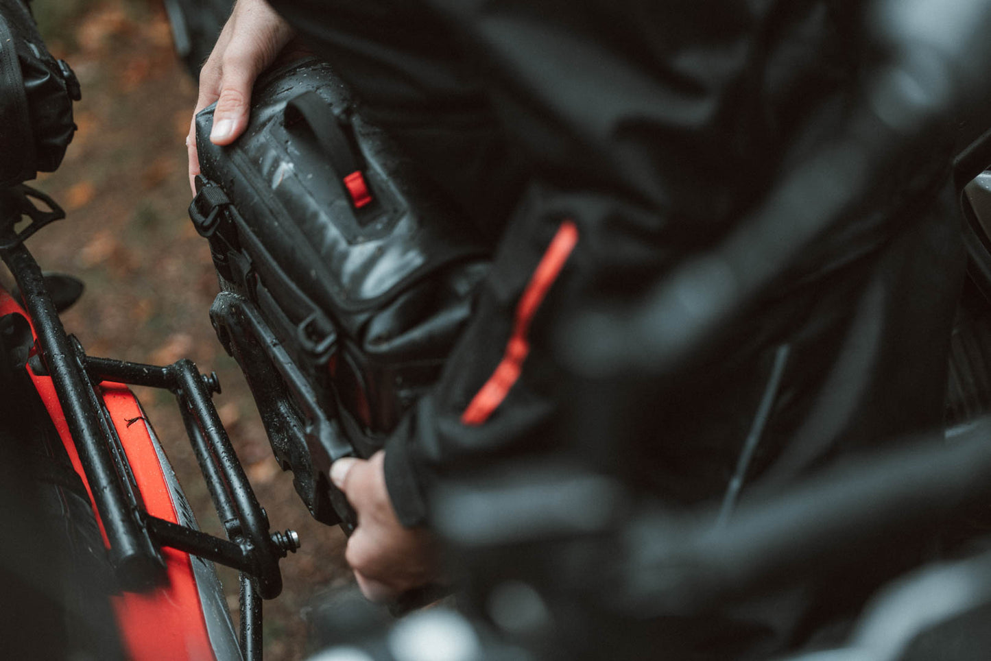 BC.SYS.00.005.12000R - SW-MOTECH - SysBag WP M with right adapter plate - 17-23l Waterproof For side carriers